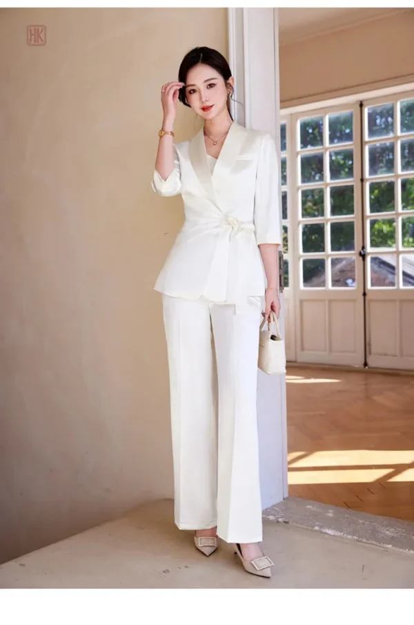 Kimono blanc effet satiné, élégance et confort