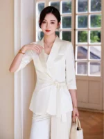 Vêtement kimono, finition satinée, style chic