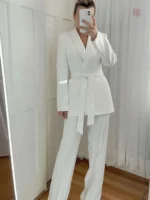 Kimono élégant blanc, style chic et raffiné