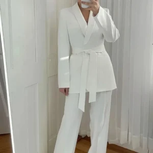 Kimono élégant blanc, style chic et raffiné
