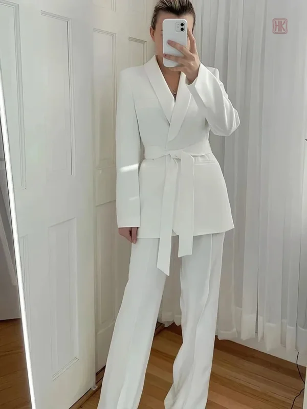 Kimono élégant blanc, style chic et raffiné