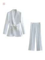 Ensemble kimono blanc, parfait pour les occasions spéciales