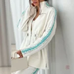 Kimono pailleté bleu avec finition blanche, style moderne