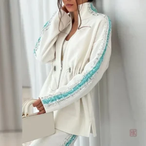 Kimono pailleté bleu avec finition blanche, style moderne