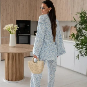 Kimono léger bleu ciel pour une allure raffinée