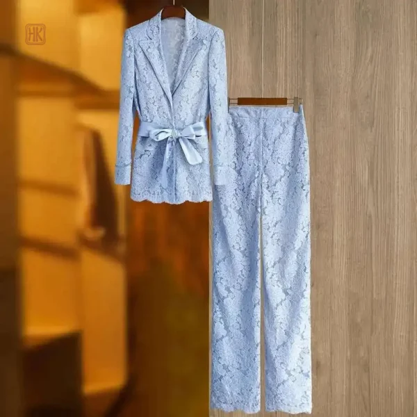 Kimono Chic en Bleu avec Détails en Dentelle