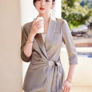 Kimono cintré en champagne, style raffiné et féminin