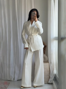 Kimono blanc doux et élégant pour un look décontracté