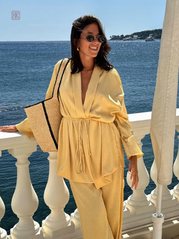 Ensemble kimono jaune pour des moments de détente