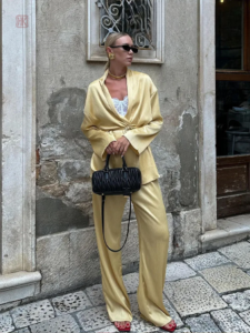 Kimono jaune élégant pour la maison ou les sorties