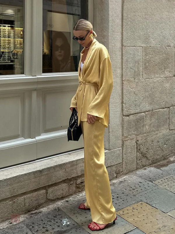 Vêtement kimono jaune, style décontracté