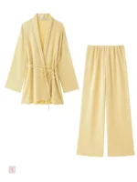 Kimono jaune, idéal pour les journées relaxantes