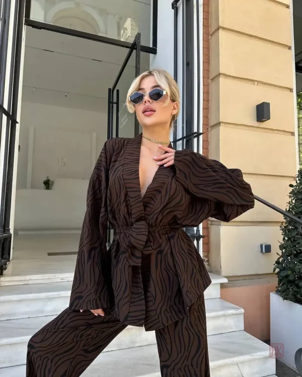 Look apaisant avec cet ensemble kimono couleur café
