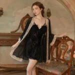 Kimono Noir Élégant avec Détails en Dentelle