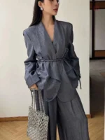 Kimono gris foncé chic pour une allure raffinée