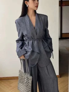 Kimono gris foncé chic pour une allure raffinée