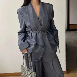 Kimono gris foncé chic pour une allure raffinée