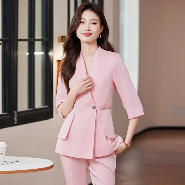 Kimono élégant rose pour femme, style raffiné et moderne