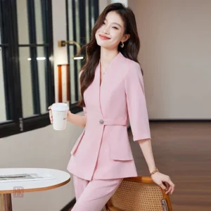 Ensemble kimono féminin en rose, parfait pour toutes les occasions