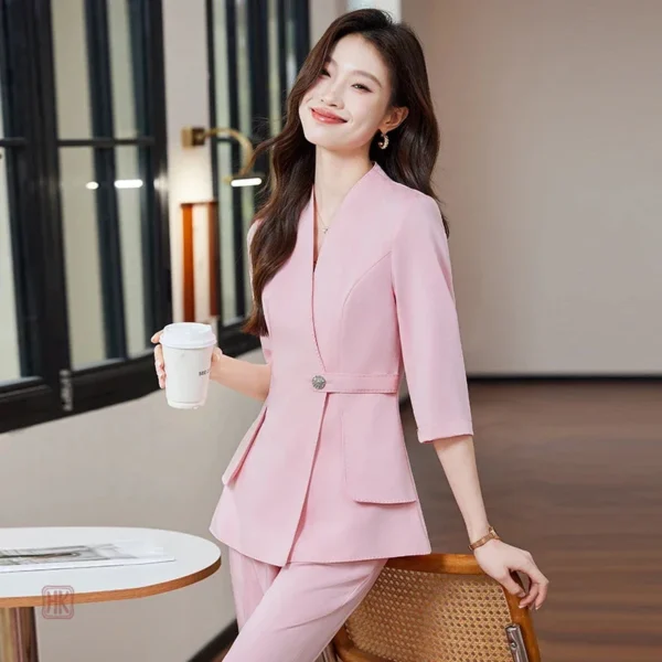 Ensemble kimono féminin en rose, parfait pour toutes les occasions