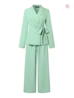 Ensemble de mode avec kimono chic en vert d’eau