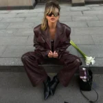 Vêtement kimono en cuir avec design vintage
