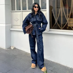 Vêtement en jean type kimono, parfait pour la saison