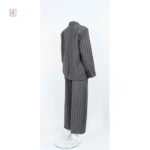 Vêtement kimono gris, rayures distinctives, idéal pour la maison