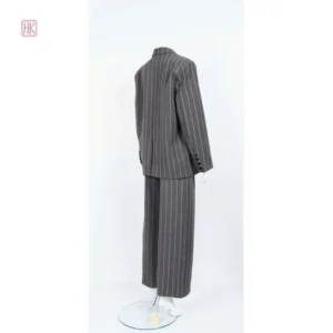 Vêtement kimono gris, rayures distinctives, idéal pour la maison
