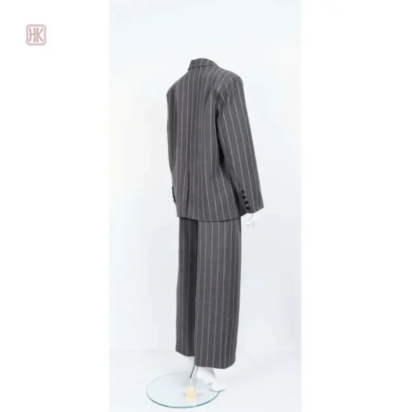 Vêtement kimono gris, rayures distinctives, idéal pour la maison