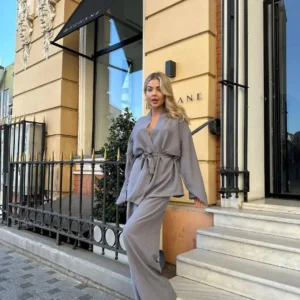 Kimono ample gris idéal pour un look décontracté et stylé