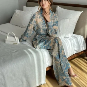 Kimono léger bleu avec motifs modernes