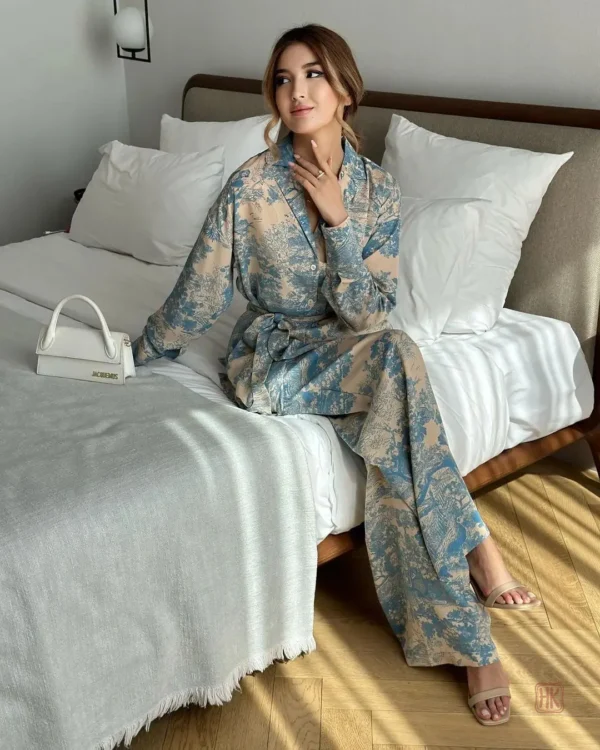 Kimono léger bleu avec motifs modernes