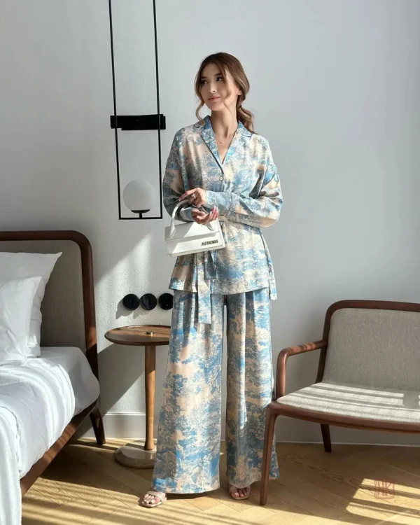 Vêtement de détente en kimono bleu