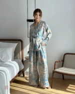 Kimono bleu aux motifs floraux raffinés