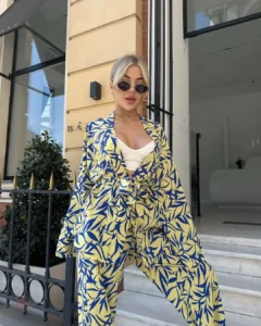 Kimono à motifs jaune et bleu pour un style élégant