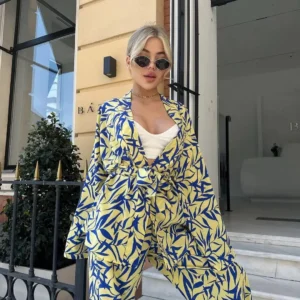 Kimono à motifs jaune et bleu pour un style élégant
