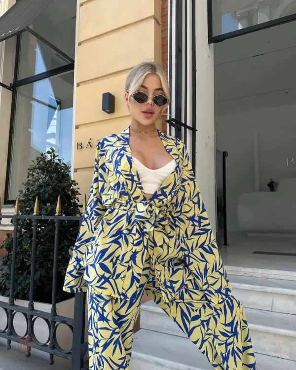 Kimono à motifs jaune et bleu pour un style élégant