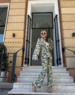 Outfit kimono coloré parfait pour les occasions décontractées