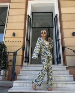 Outfit kimono coloré parfait pour les occasions décontractées