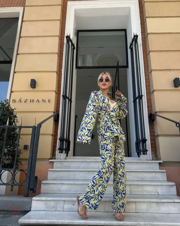 Outfit kimono coloré parfait pour les occasions décontractées