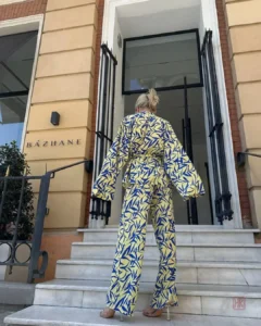 Ensemble kimono vibrant aux teintes jaunes et bleues