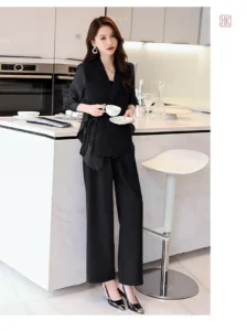 Kimono léger noir, parfait pour les journées décontractées