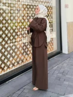 Kimono ample marron avec plis élégants