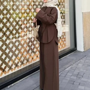 Kimono ample marron avec plis élégants