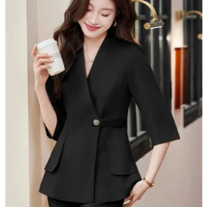 Blazer noir en kimono pour une tenue chic et décontractée