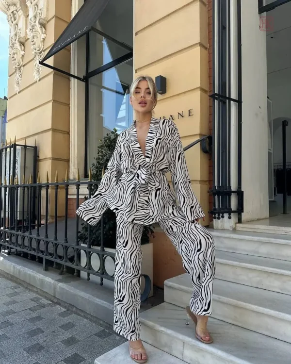 Ensemble Kimono Noir et Blanc Femme élégant et stylé