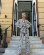 Kimono féminin noir et blanc, parfait pour toutes les occasions