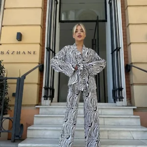 Kimono féminin noir et blanc, parfait pour toutes les occasions