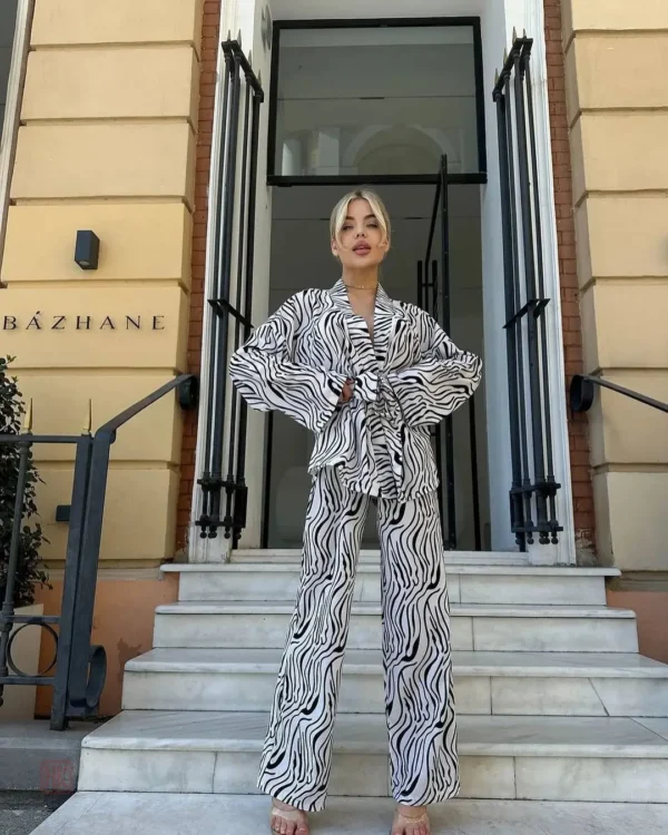 Kimono féminin noir et blanc, parfait pour toutes les occasions